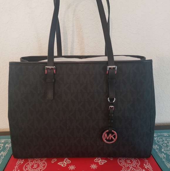 Michael Kors Handbags - Michael Kors Jet Set Travel Large